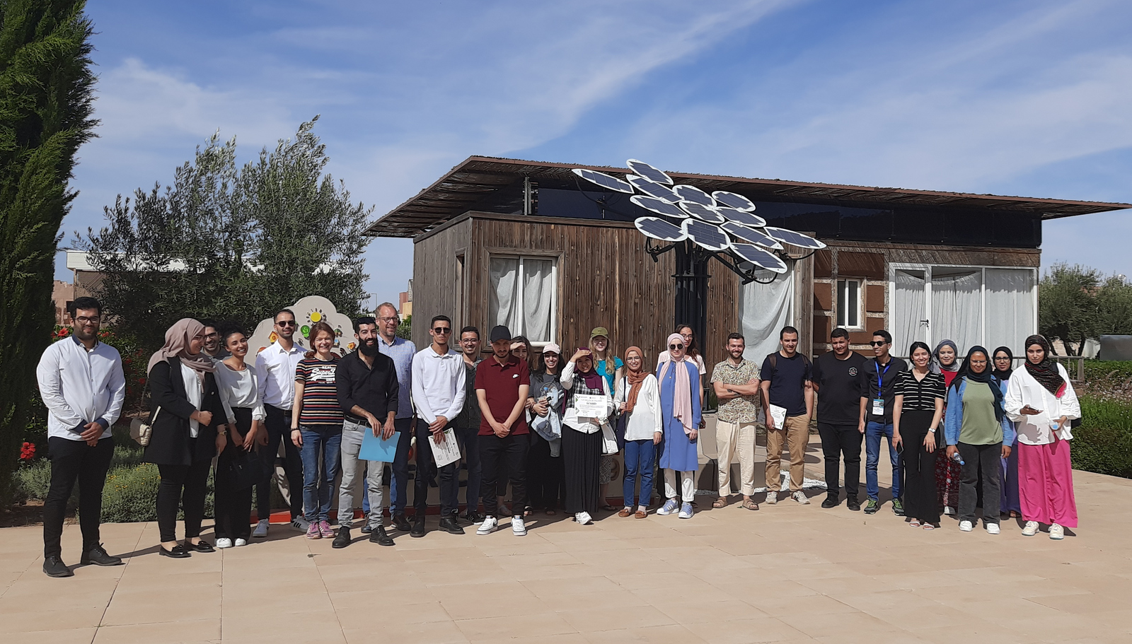 Gruppenfoto vor einem der nachhaltigen Gebäude im Green Energy Park