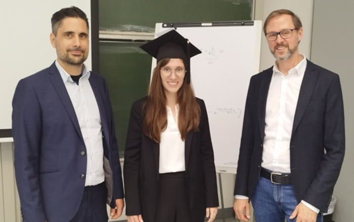 Jennifer Brucker (Mitte) und ihre Betreuer Prof. Rainer Gasper (1.v.l) und Prof. Wolfgang Bessler (1.v.r.) nach der Disputation. Jennifer Brucker und ihre Betreuer nach der Disputation.