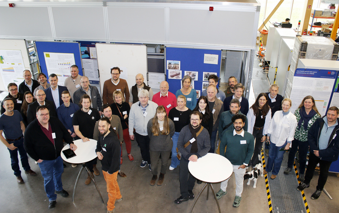 2025-02-07 PM Treffen Fachbeirat FYI Landwirtschaft 5.0 Gruppe Gruppenfoto im Technikum von oben